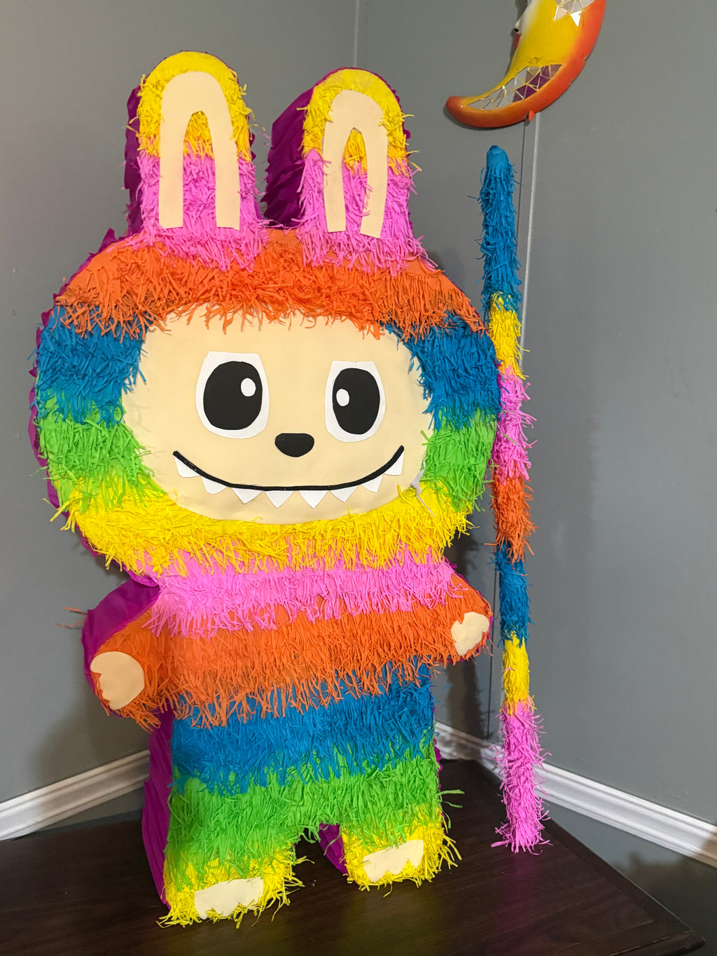 Paquete Labubu 🧸 – Piñata Mediana + Arreglo de Mesa Personalizado