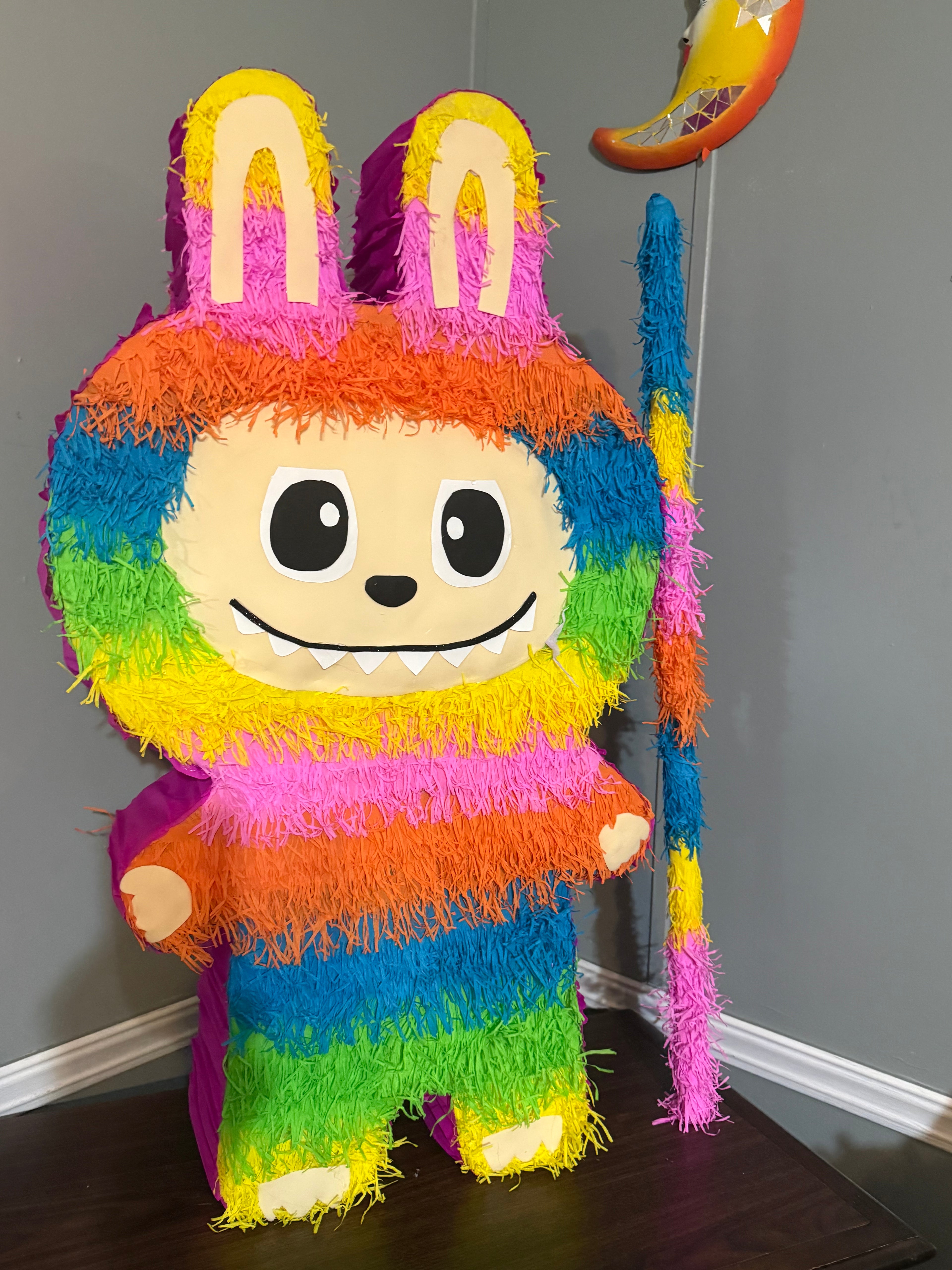 Paquete Labubu 🧸 – Piñata Mediana + Arreglo de Mesa Personalizado