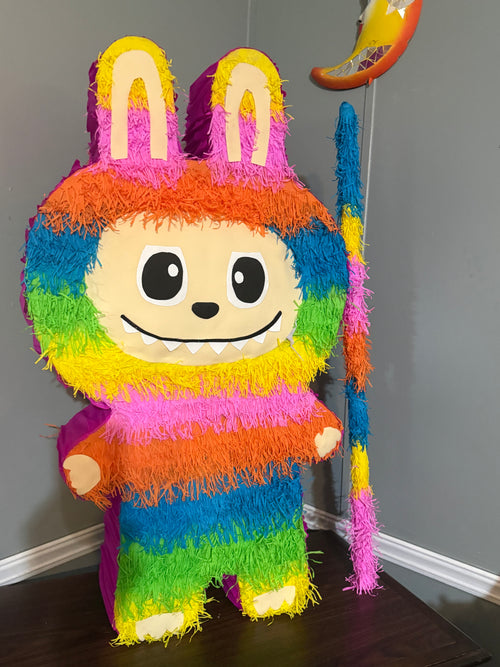 Paquete Labubu 🧸 – Piñata Mediana + Arreglo de Mesa Personalizado