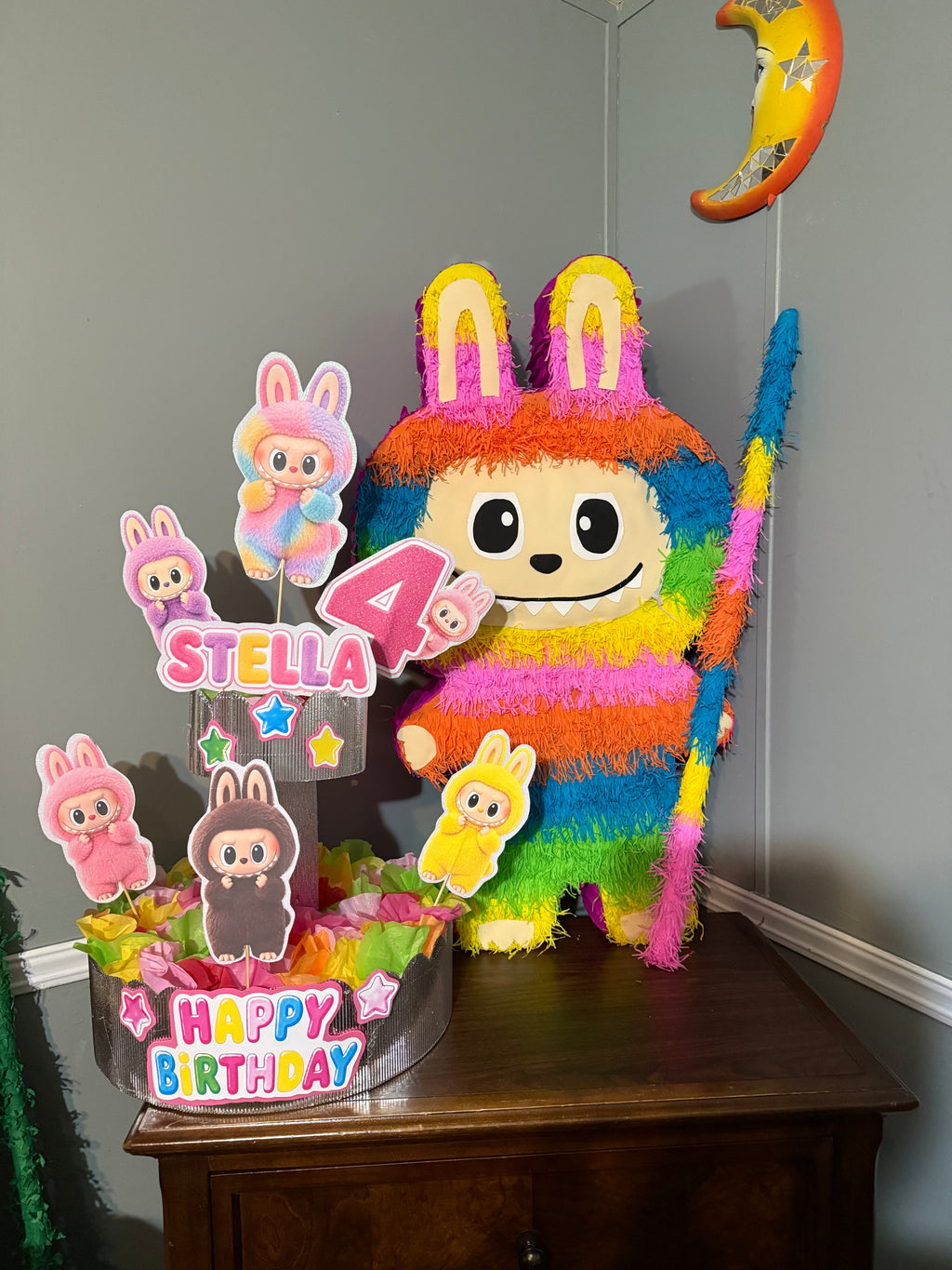 Paquete Labubu 🧸 – Piñata Mediana + Arreglo de Mesa Personalizado