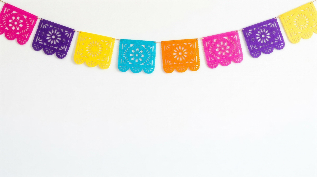 Guirnalda de papel picado mexicano en morado, amarillo, turquesa, naranja y rosa sobre fondo blanco.