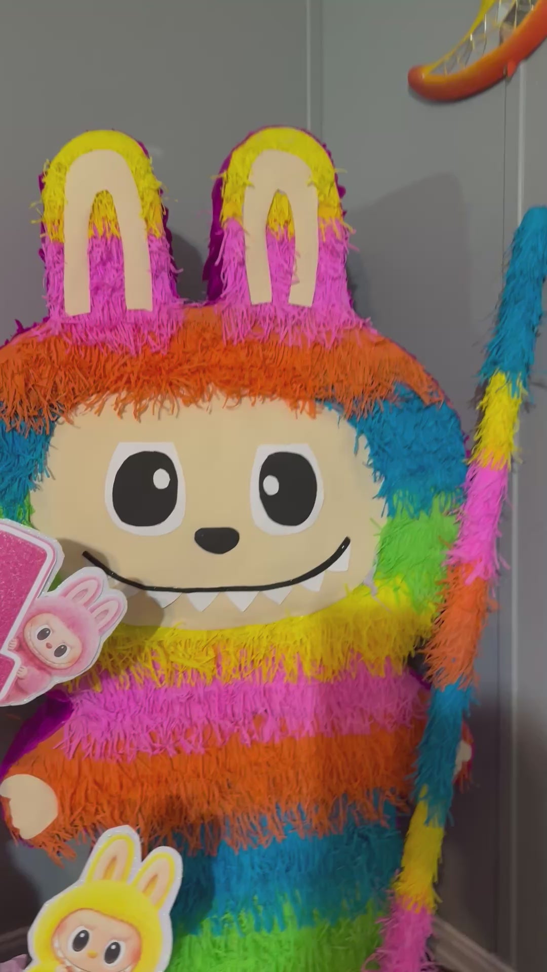 Paquete Labubu 🧸 – Piñata Mediana + Arreglo de Mesa Personalizado
